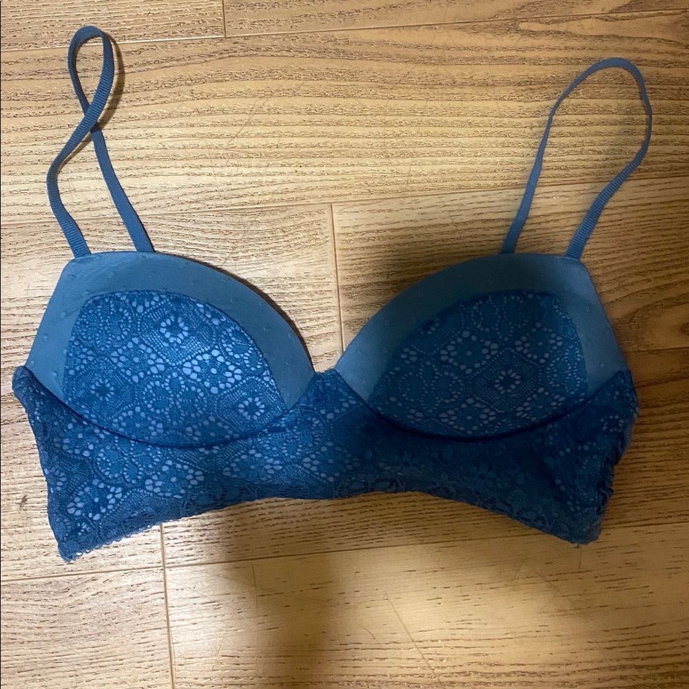 NWOT Victoria's blue lace bra wireless. Size small